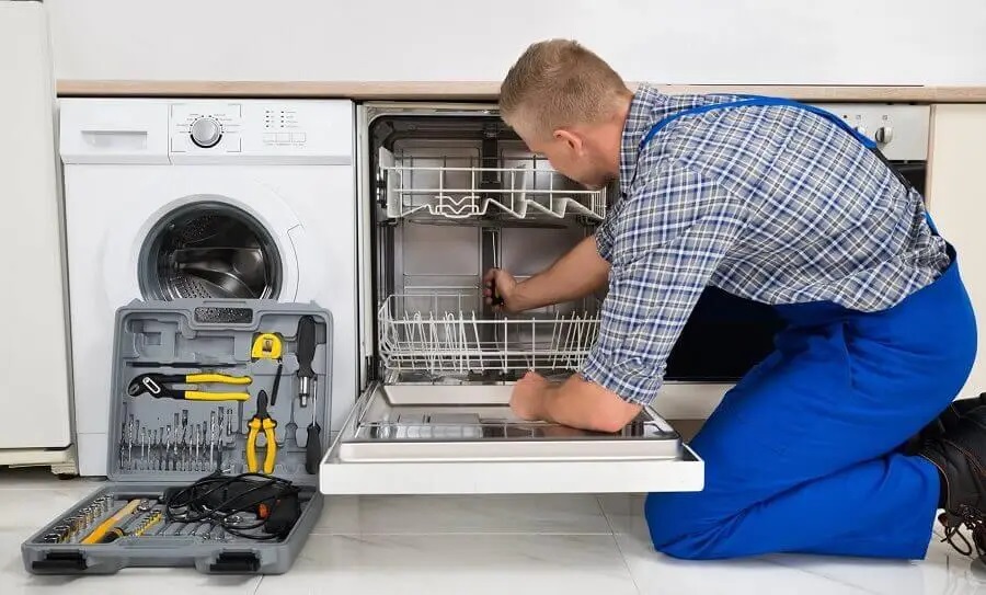 Gördes Electrolux servisi teknisyen ekibi beyaz eşya tamiri yaparken